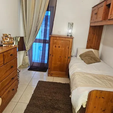 Stylish Sea View Apartment Feels Like Home, Just Steps From The Beach Appartamento