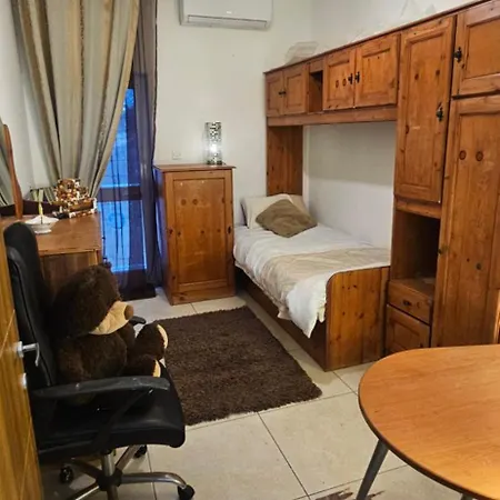 Stylish Sea View Apartment Feels Like Home, Just Steps From The Beach Appartamento
